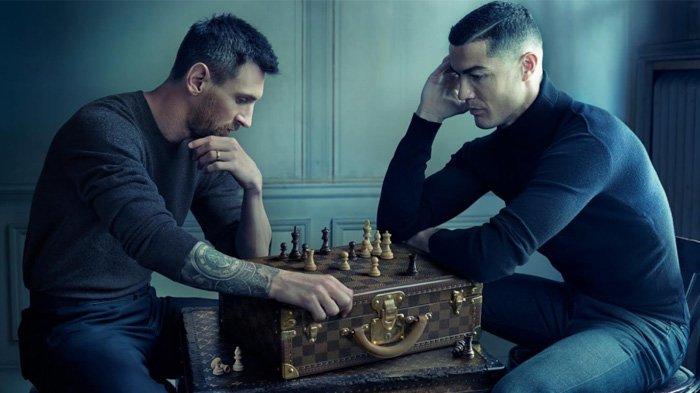 Foto Lionel Messi (kiri) dan Cristiano Ronaldo bermain catur sebagai iklan Louis Vuitton.
